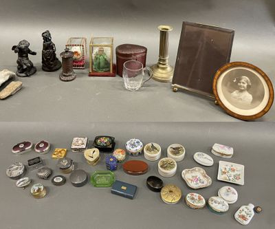 de nombreux objets différents posés sur une table