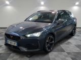 la voiture grise est garée sur le sol en damier d'un garage