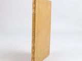 un vieux livre posé sur une surface blanche