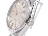 a watch that is sitting on a silver bracelet