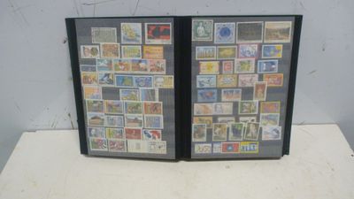 une photo d'une photo d'un livre avec des timbres