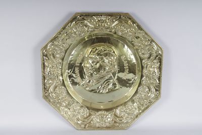 grand plat en laiton repoussé : portrait de William Ewart Gl…