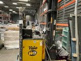 un chariot élévateur dans un entrepôt rempli d'une multitude d'articles