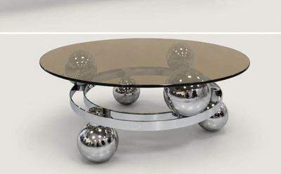 deux photos d'une table basse sur laquelle sont posées des boules chromées