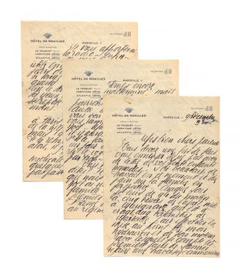 un ensemble de trois lettres manuscrites sur du papier ancien