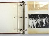 une vieille photo d'un groupe de personnes dans un livre