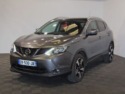 Le SUV Nissan argenté est garé dans un showroom au sol carrelé.