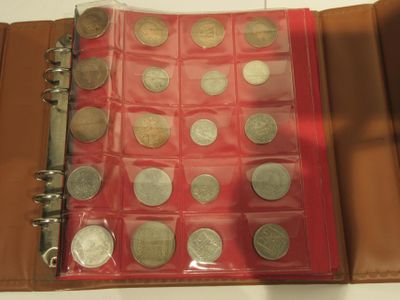 un portefeuille contenant tout un tas de pièces