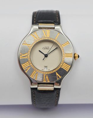 une image d'un gros plan d'une montre-bracelet avec des chiffres romains
