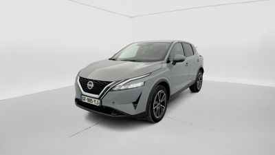 un SUV Nissan argenté garé dans une pièce blanche
