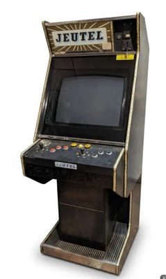 une console de jeux vidéo à l'ancienne équipée d'un téléviseur