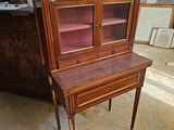 un petit bureau surmonté d'un miroir