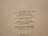 un gros plan d'un livre ouvert sur lequel figurent des inscriptions