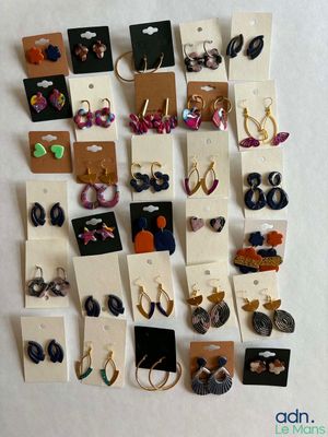 de nombreuses paires de boucles d'oreilles exposées au mur