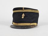 une image représentant un chapeau noir orné de bordures dorées sur un fond blanc