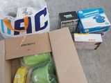 une boîte contenant une grappe de bananes, à côté d'un paquet de papier toilette