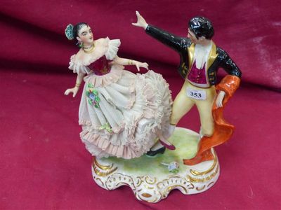 une figurine représentant un homme et une femme en train de danser
