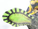 un gros plan sur une paire de chaussures posée sur un arbre