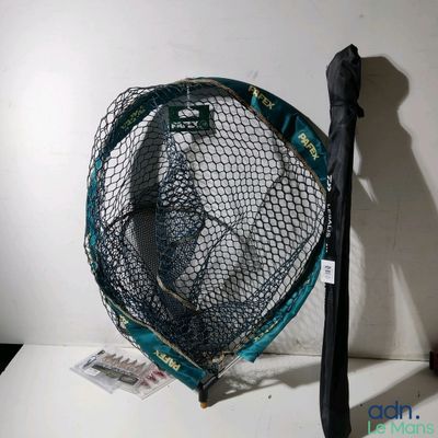 une batte de baseball et un filet posés sur une table