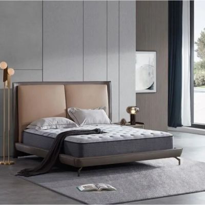une photo d'une chambre avec un lit et une lampe