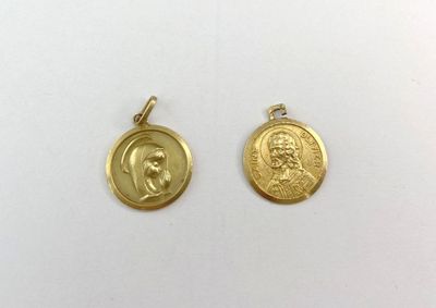 deux petits médaillons en or sur lesquels est représenté le visage de Jésus