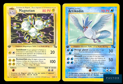 Deux cartes Pokémon sont représentées côte à côte sur un fond noir.