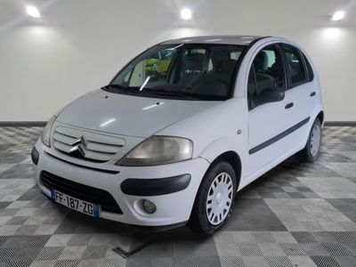 la photo d'une petite voiture blanche garée dans un garage