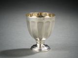 une coupe en argent posée sur une table