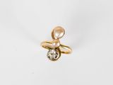 une image représentant une bague en or sertie d'un diamant et d'une perle
