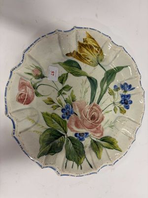 une assiette décorée de fleurs, posée sur une table