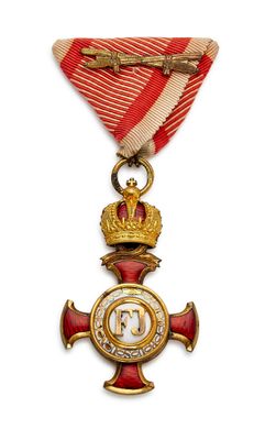 Gros plan sur une médaille ornée d'une croix