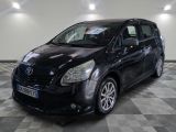 une photo d'une Toyota Sienna noire garée dans un garage