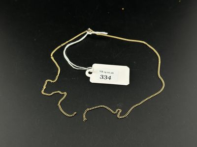 un collier muni d'une étiquette, posé sur une table