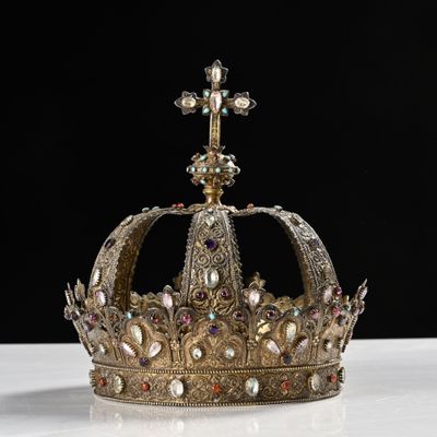 une couronne en or posée sur une table blanche