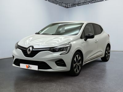 Une voiture blanche est garée dans un garage au sol noir.