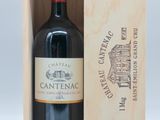 une image représentant une bouteille de vin dans un coffret en bois