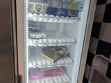 un réfrigérateur ouvert contenant des œufs, dans une cuisine