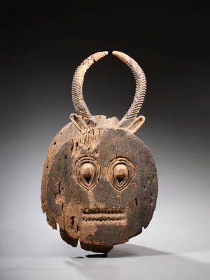 un gros plan sur une sculpture représentant une tête à cornes