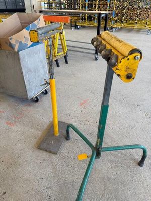 une machine posée sur un socle dans un entrepôt