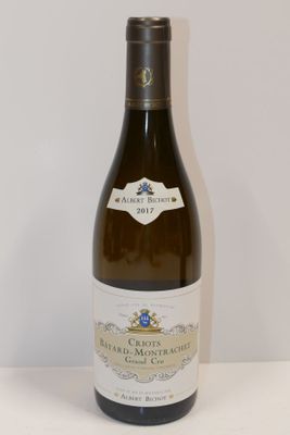 une bouteille de vin posée sur une table