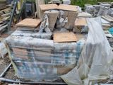 une pile de boîtes posées sur le sol