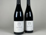 deux bouteilles de vin rouge posées l'une à côté de l'autre sur une table