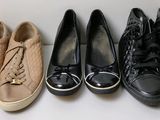 quatre paires de chaussures alignées sur une surface blanche