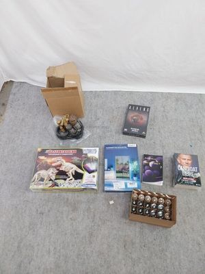 une boîte de DVD et un jeu par terre