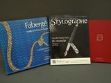 trois livres sont posés sur une table les uns à côté des autres