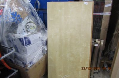 une armoire en bois au milieu d'une pile de cartons