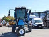 un tracteur garé sur un parking