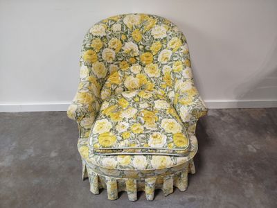 une photo d'une chaise et d'un pouf à motifs floraux jaunes et verts