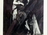 photographie en noir et blanc d'une femme assise sur une chaise, vêtue d'une robe
