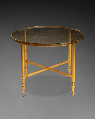 TABLE basse circulaire, les pieds cannelés et fuselés réunis…